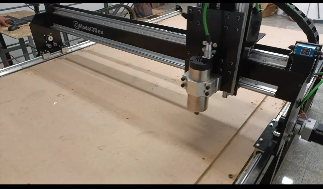 Fresadora CNC cortando
